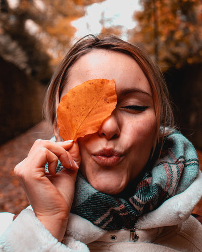 Parfum dupe et psychologie : pourquoi on préfère les notes réconfortantes en automne ?